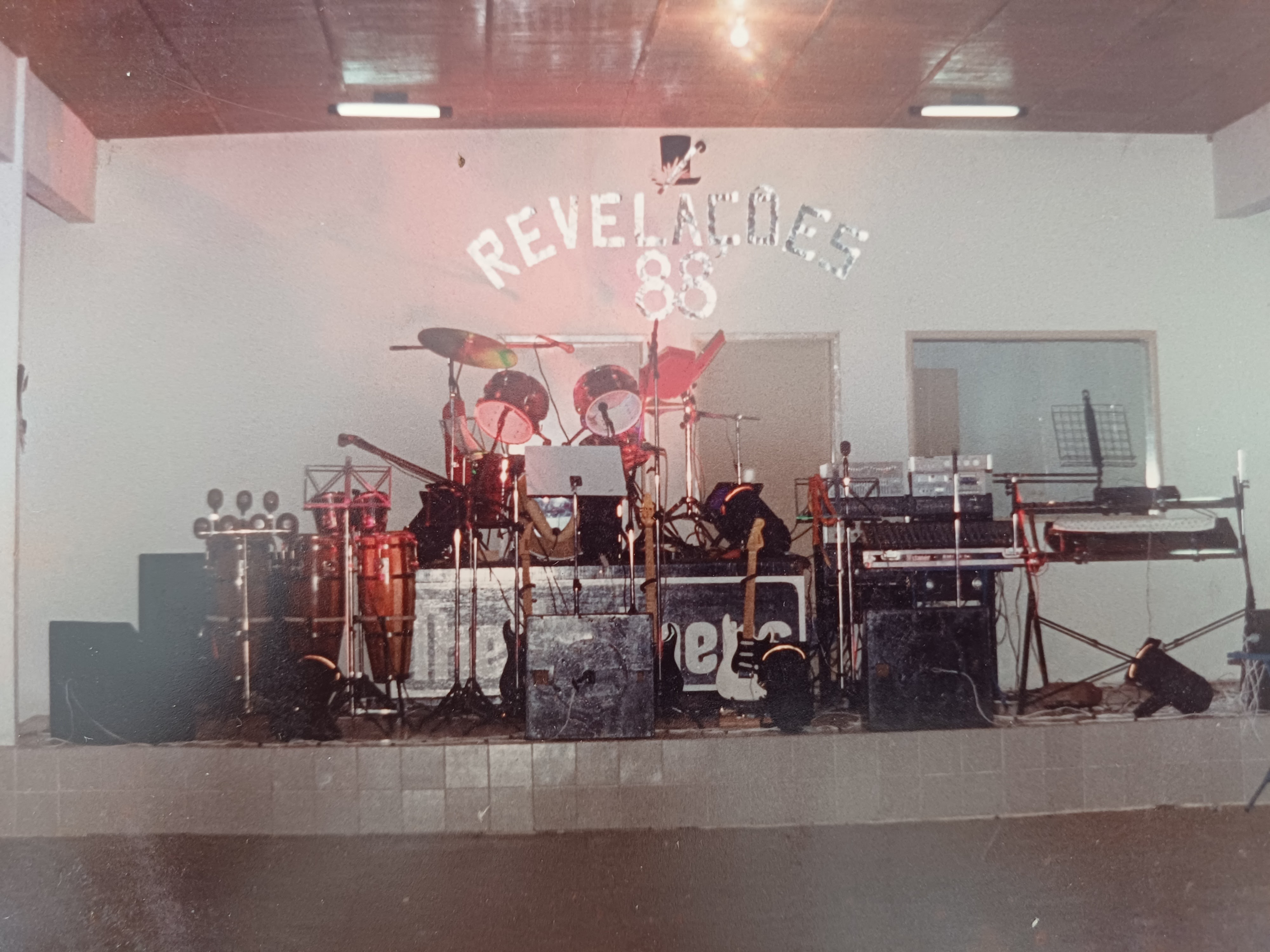 Apresentação da nova aparelhagem de som do Grupo Musical The Brothers na festa REVELAÇÕÉS DE 1988, no Grêmio Lítero Recreativo de Petrolândia.